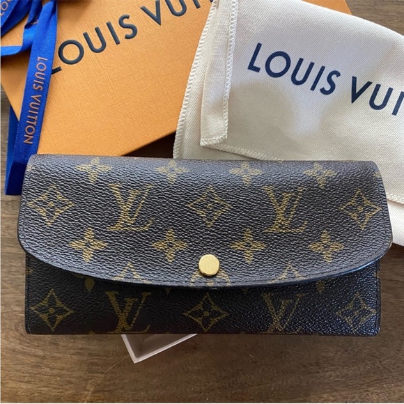 Louis Vuitton Handbags - LOUIS VUITTON PINK SARAH WALLET Great condition!Brand new gold snap